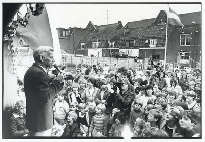 109270 Afbeelding van de heer Werkhoven (opzichter van de speeltuin aan de Abstederdijk) tijdens zijn toespraak bij de ...